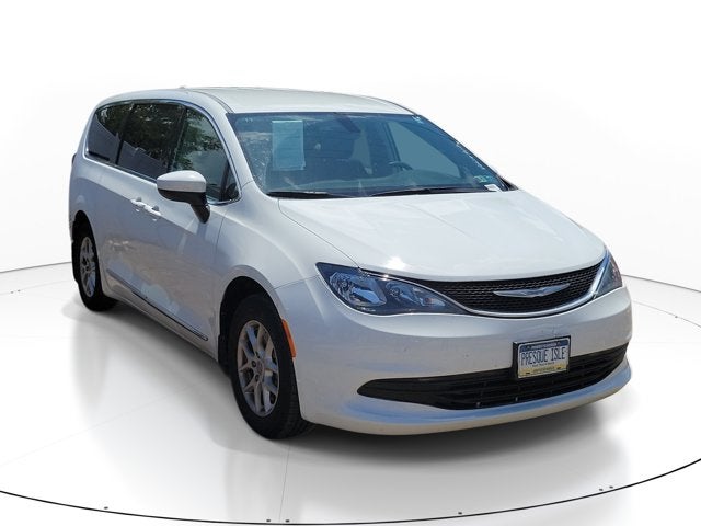 2017 Chrysler Pacifica Touring's photo