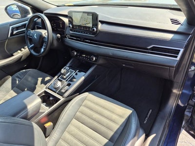 2023 Mitsubishi Outlander SE