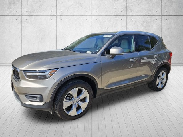 2022 Volvo XC40 Momentum