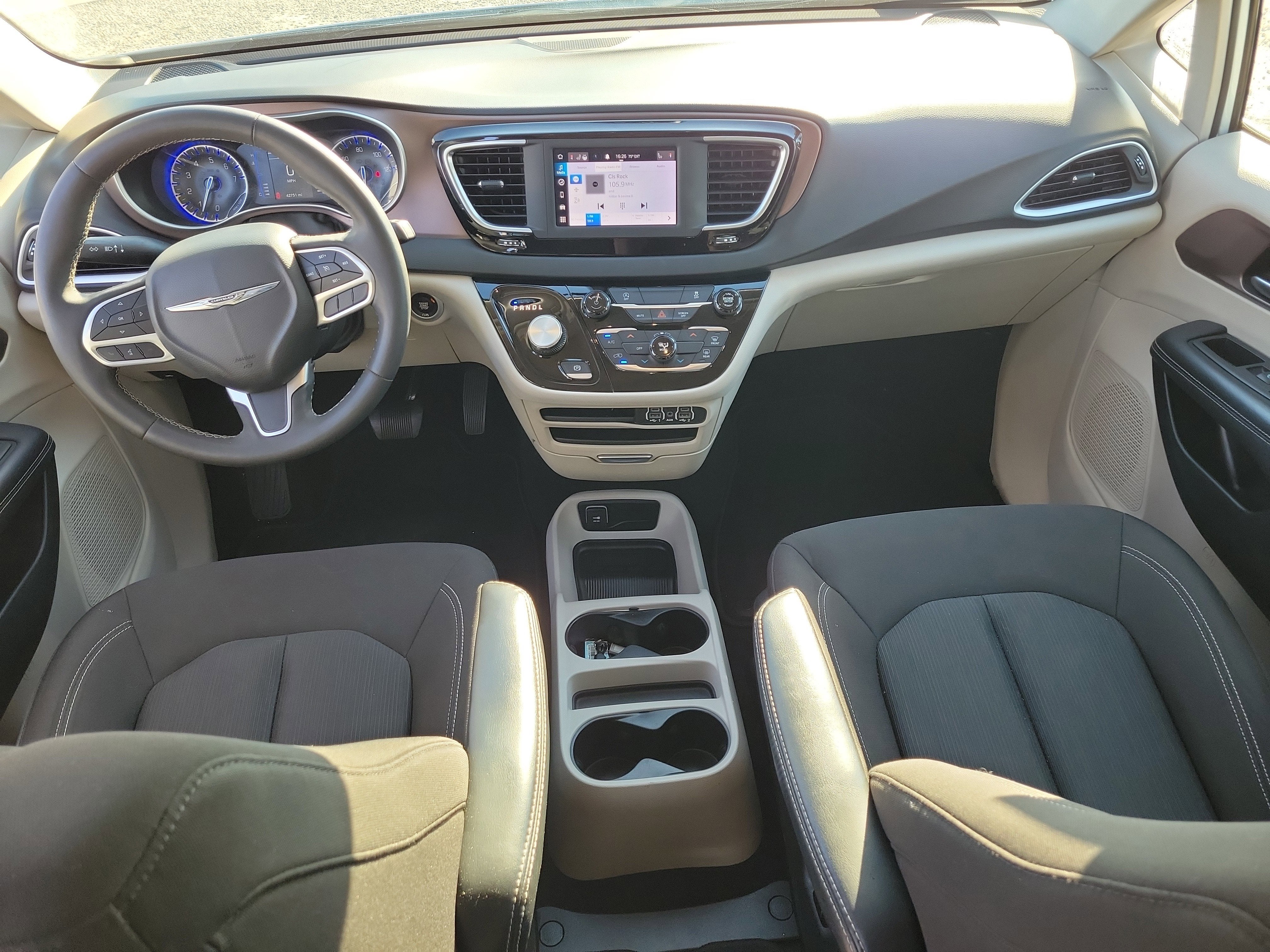 2023 Chrysler Voyager LX