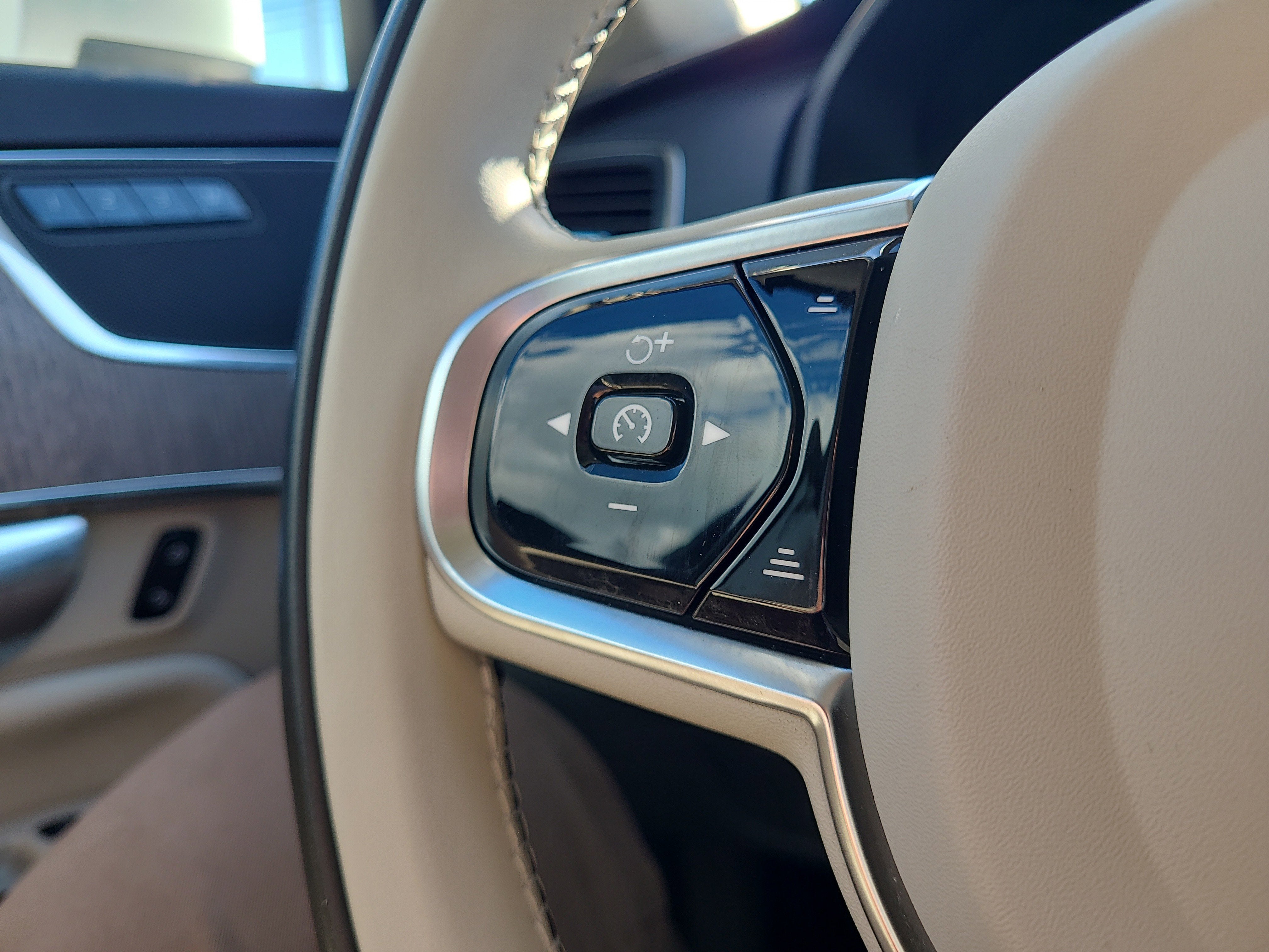 2023 Volvo XC90 Recharge Plug-In Hybrid Core Bright Theme