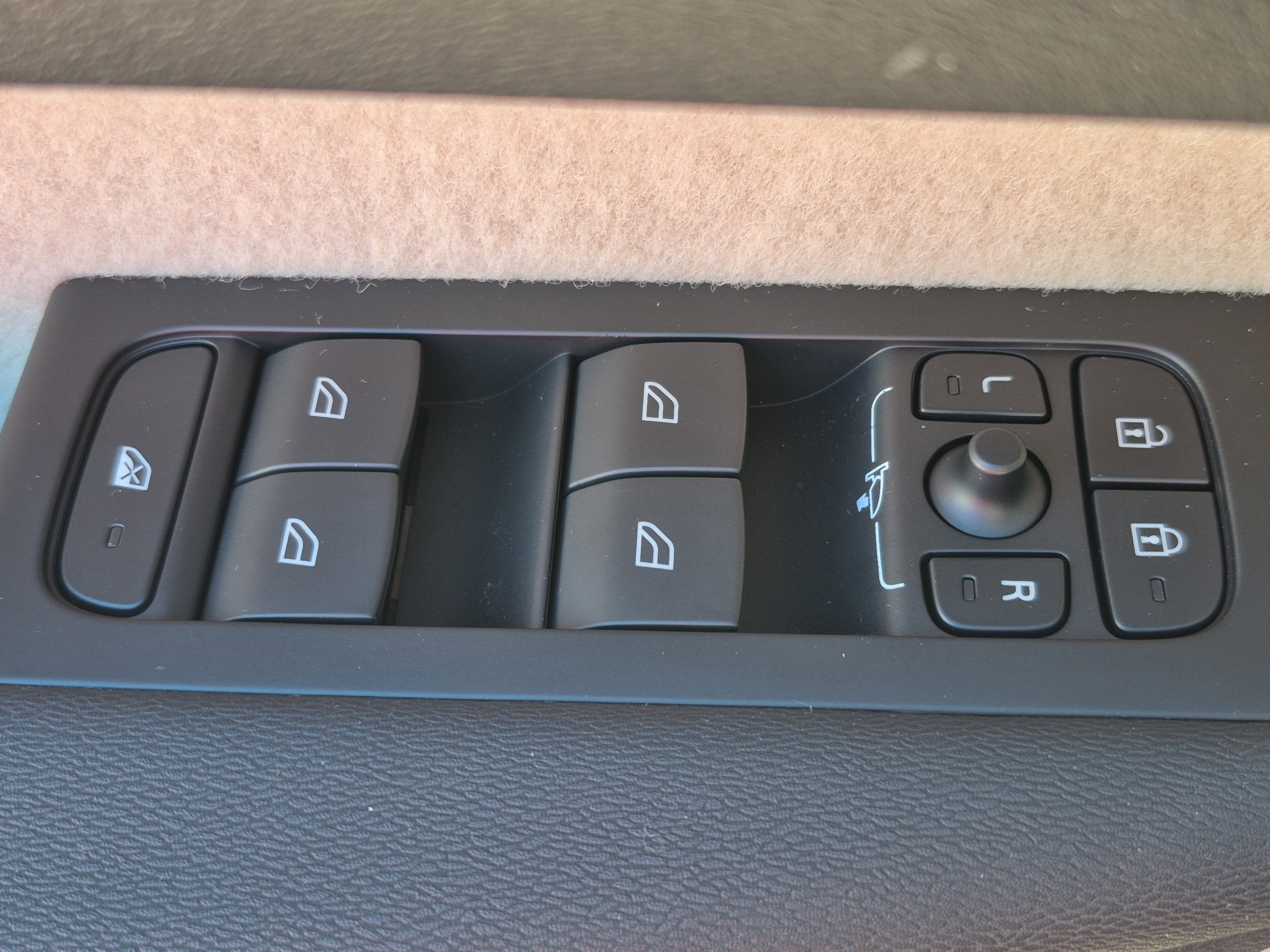 2023 Volvo XC40 Plus Dark Theme