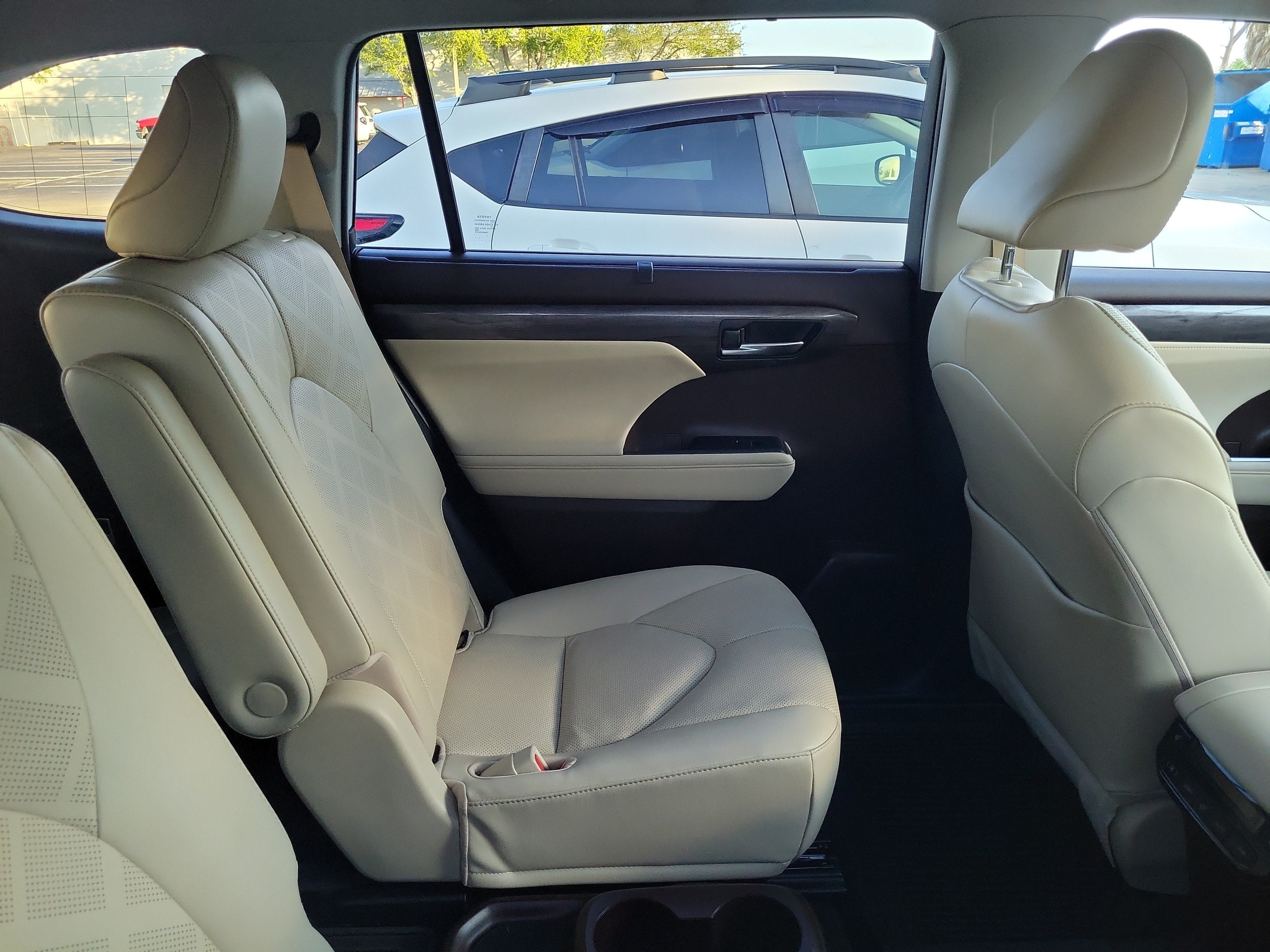 2022 Toyota Highlander Hybrid Platinum