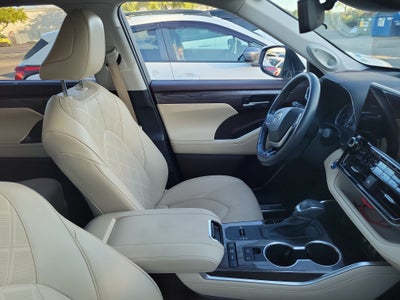 2022 Toyota Highlander Hybrid Platinum
