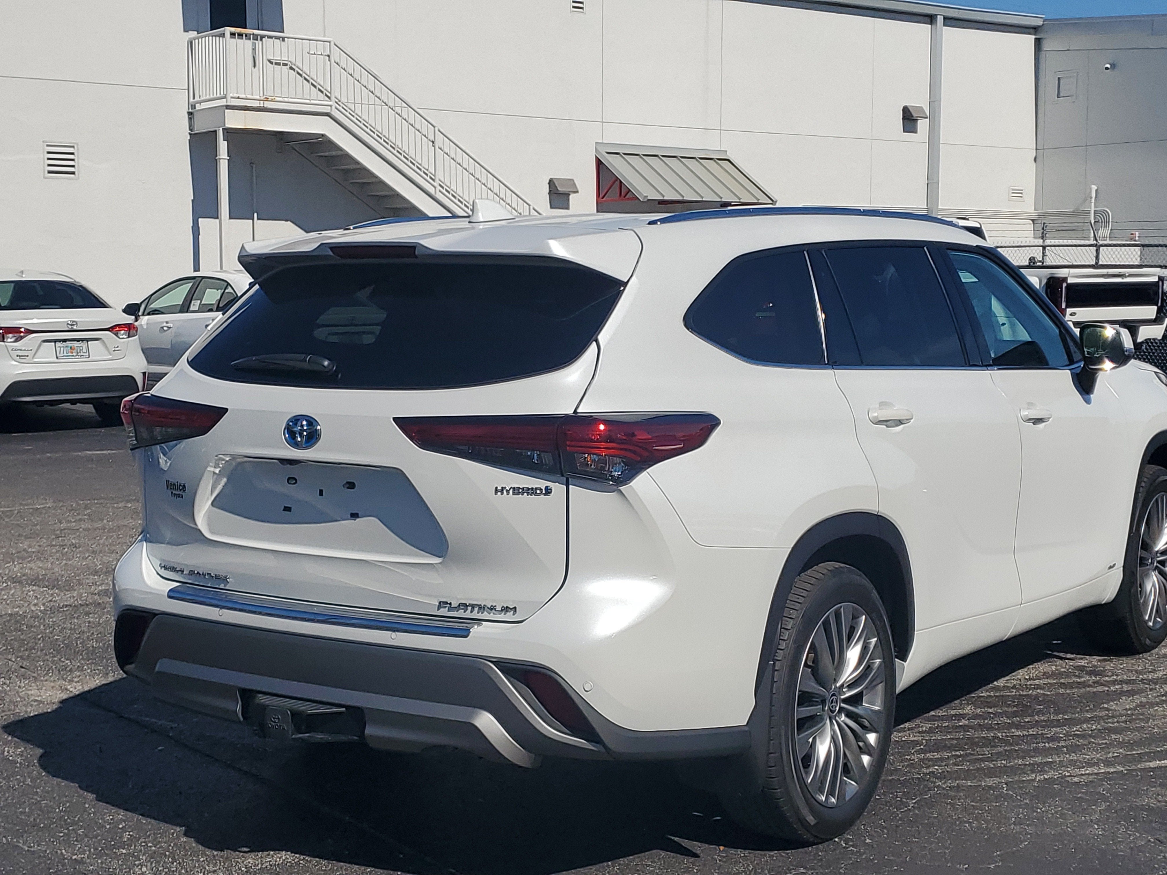 2022 Toyota Highlander Hybrid Platinum