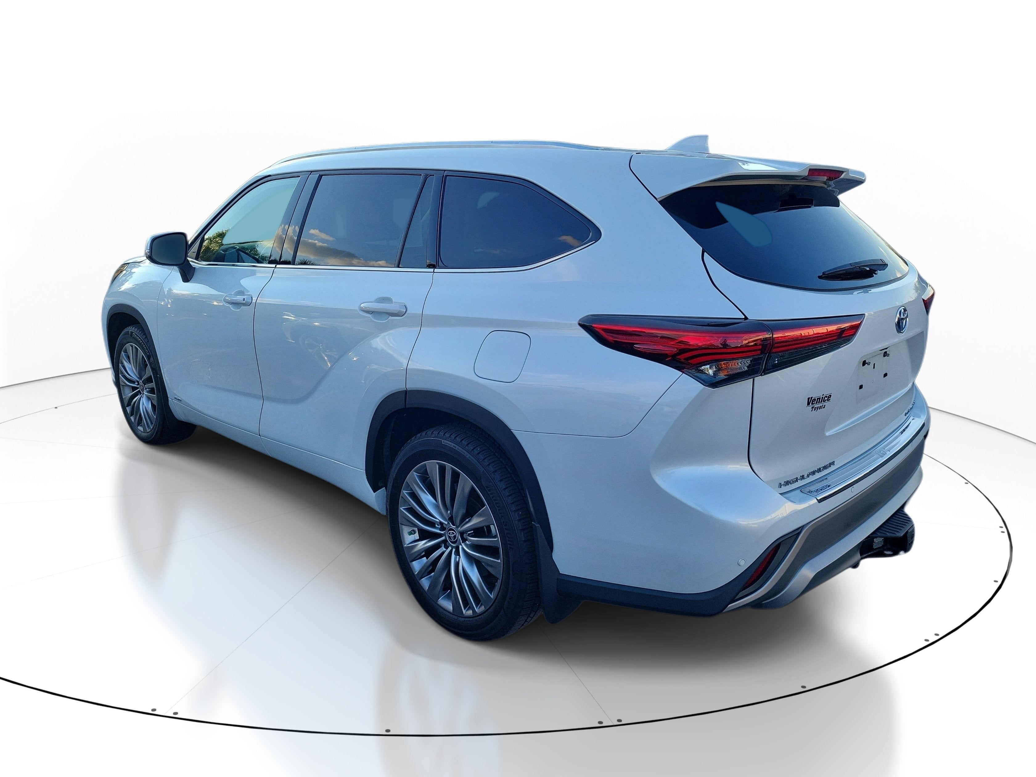 2022 Toyota Highlander Hybrid Platinum