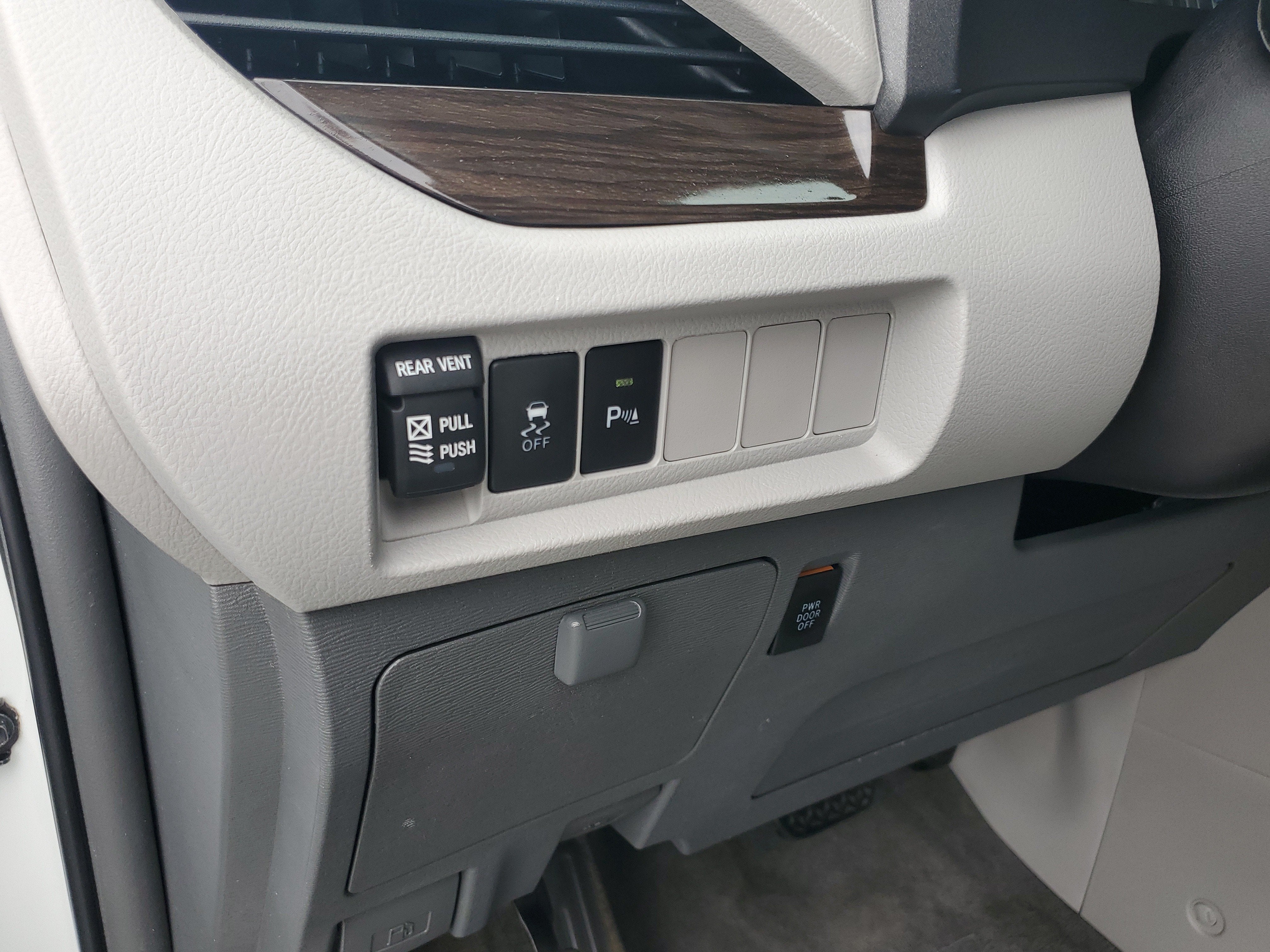 2018 Toyota Sienna XLE Auto Access Seat