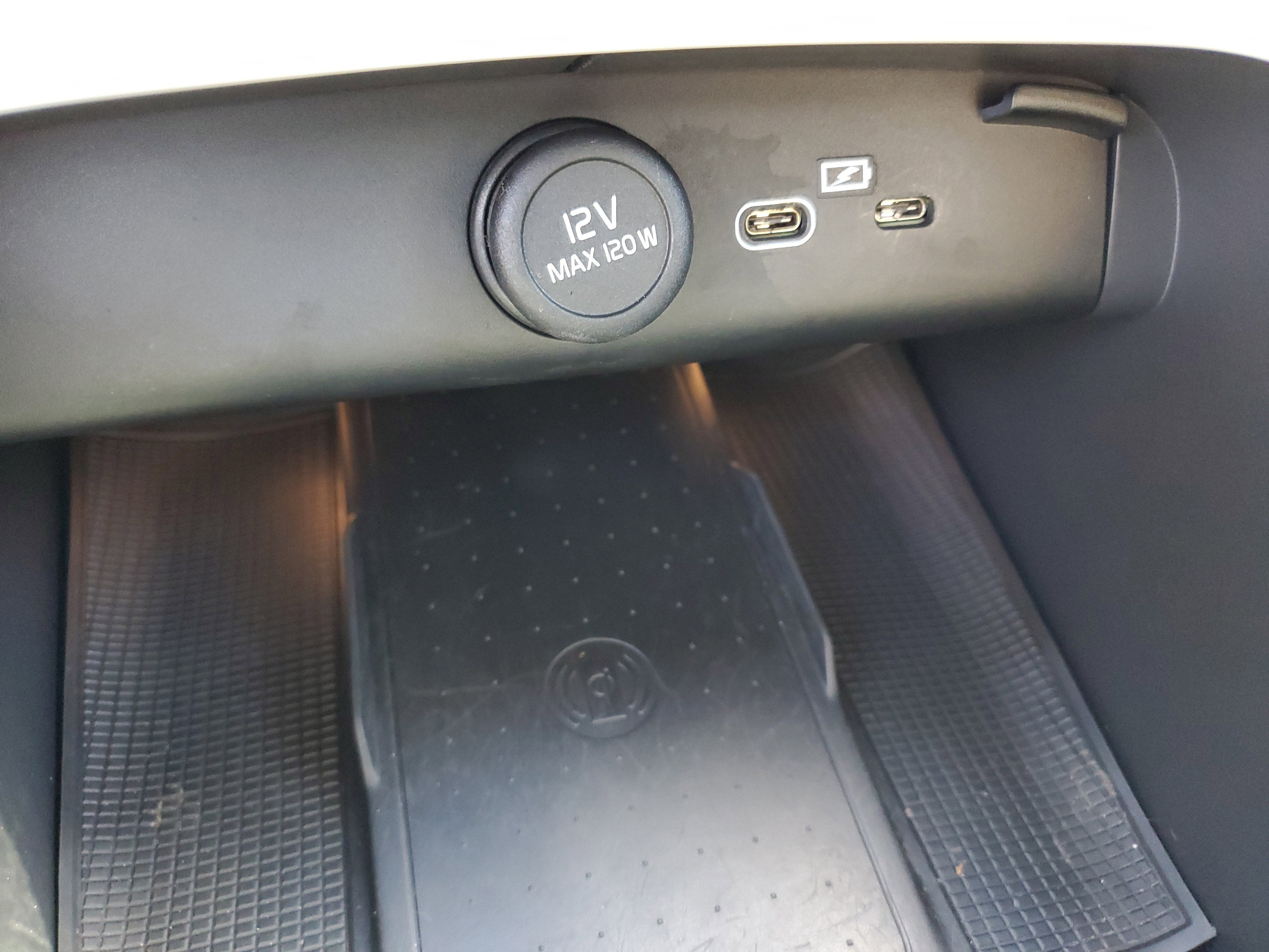 2024 Volvo XC40 Plus Dark Theme