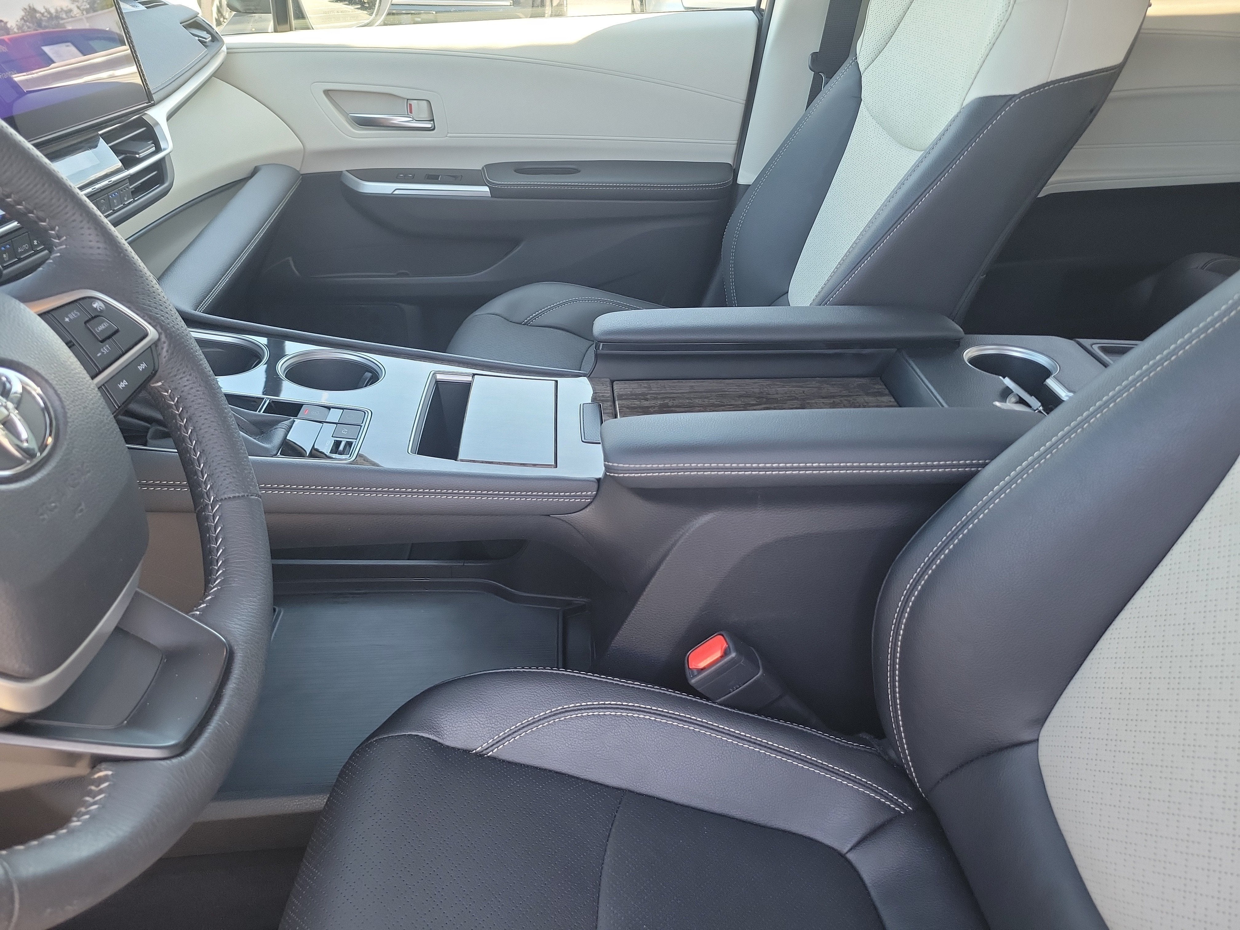 2025 Toyota Sienna Platinum