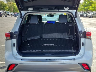 2023 Toyota Highlander Hybrid Platinum