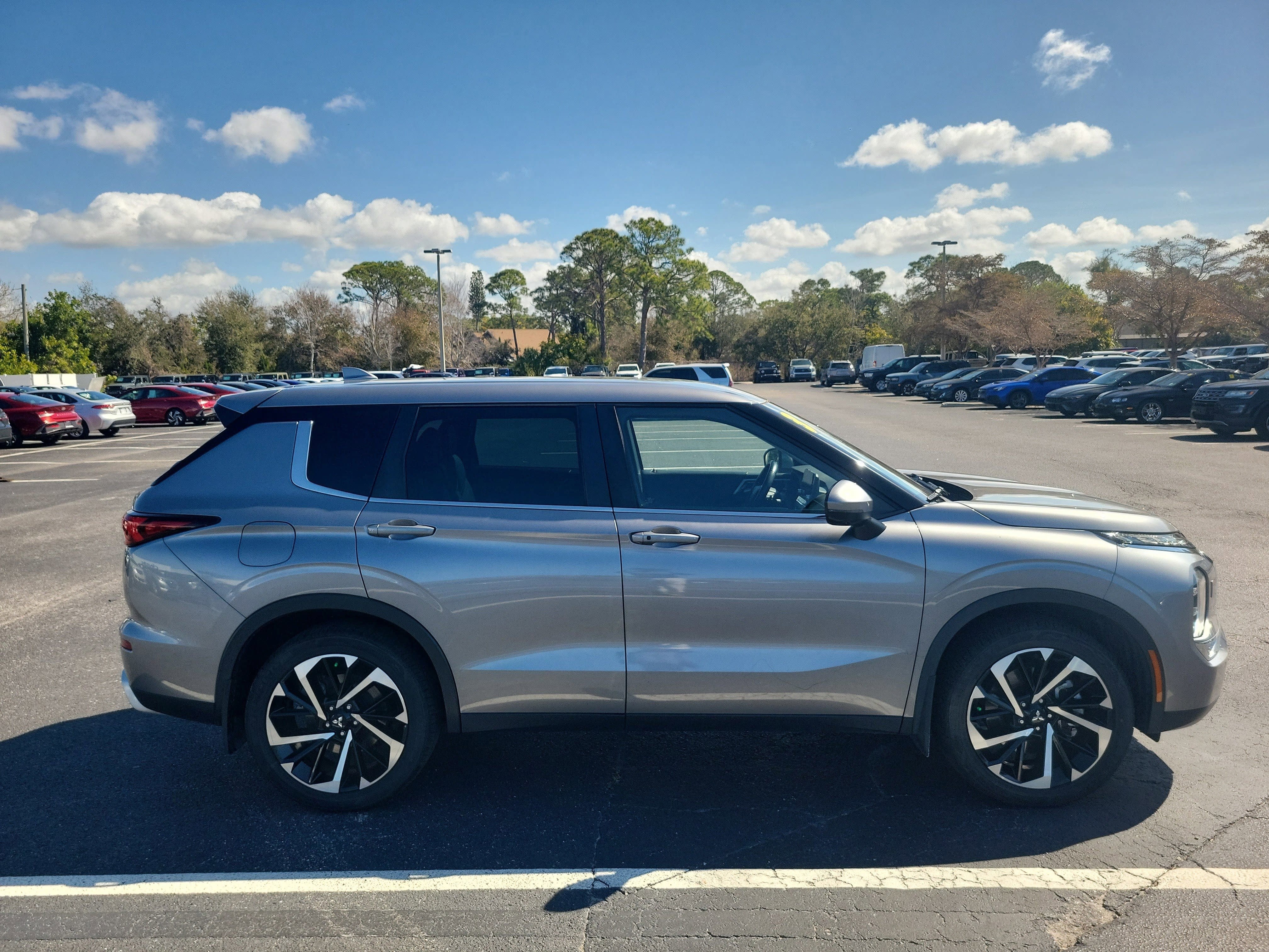 2023 Mitsubishi Outlander SE