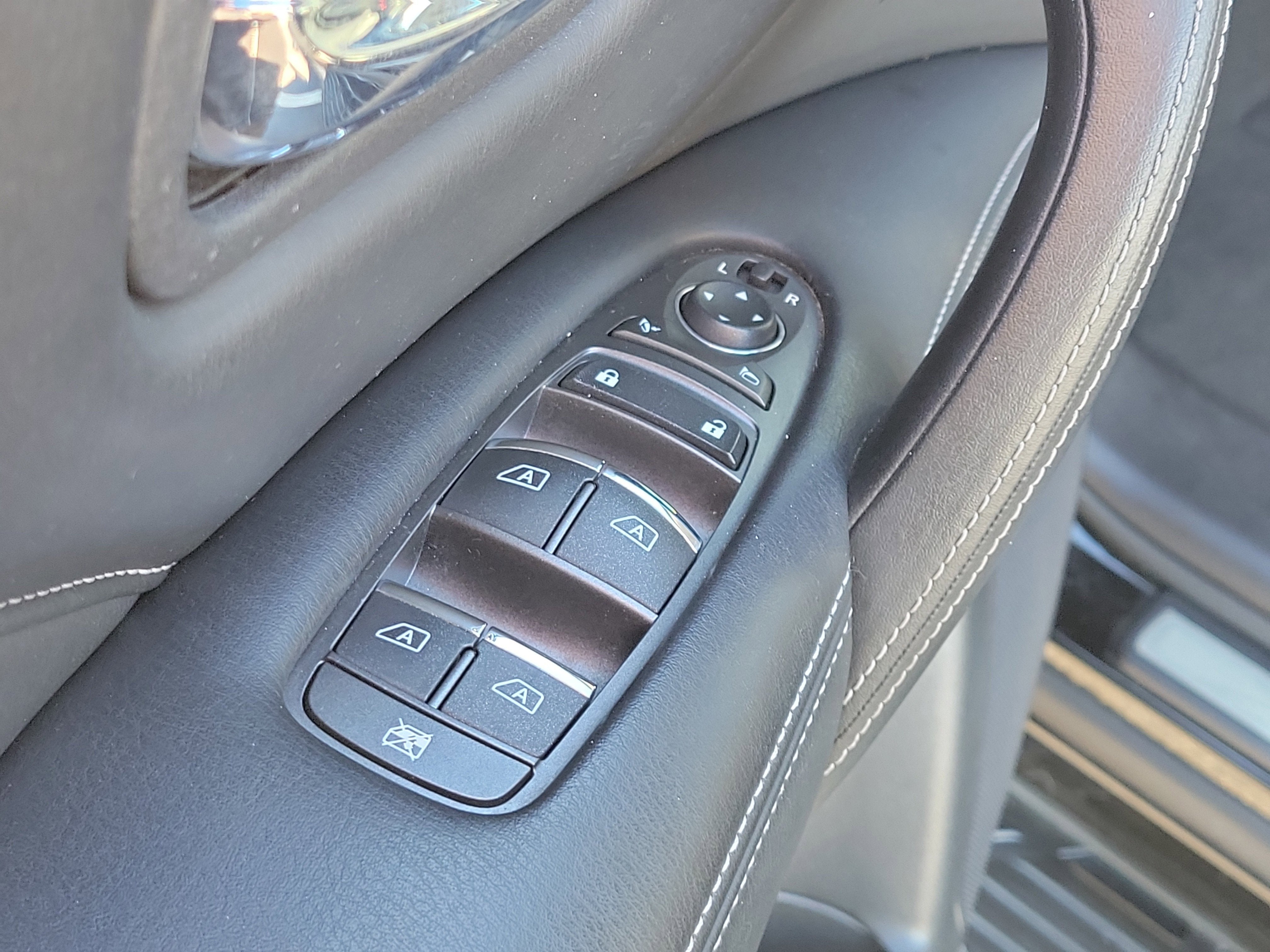 2023 INFINITI QX80 LUXE